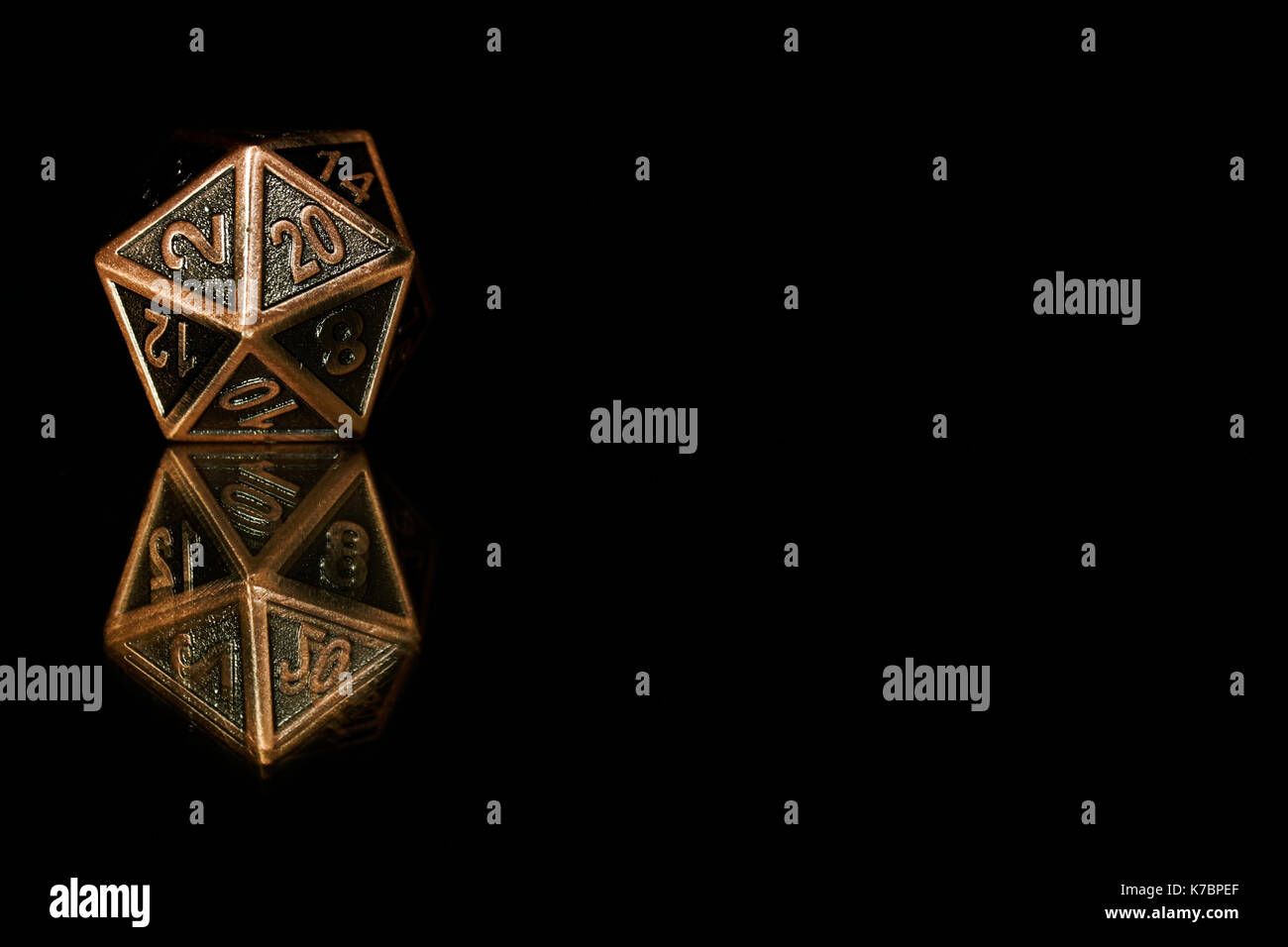 Una ventina di facciata poliedrica muoiono su una superficie a specchio. Questi tipi di dadi sono utilizzati per i giochi di ruolo come Dungeons & Dragons. Foto Stock