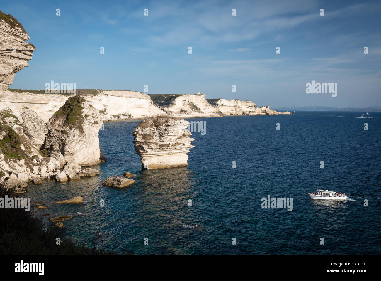 Bianche scogliere calcaree sopra il mare smeraldo a Bonifacio, Corsica, Francia Foto Stock