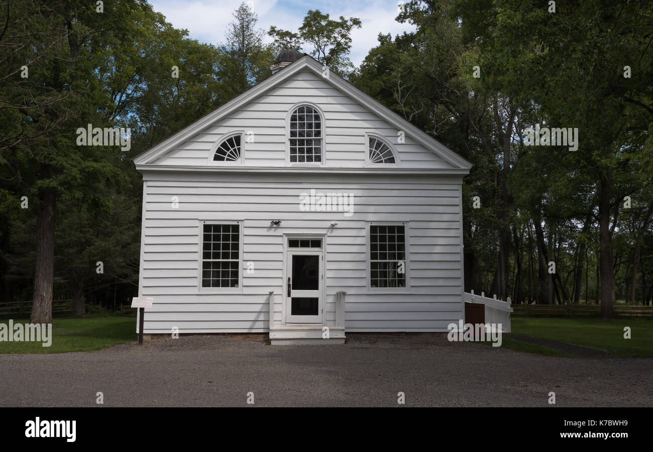 Wall Township, NJ, USA 12 settembre 2017 -- una cappella di legno bianco nei boschi nello storico villaggio di Allaire. Solo per uso editoriale. Foto Stock