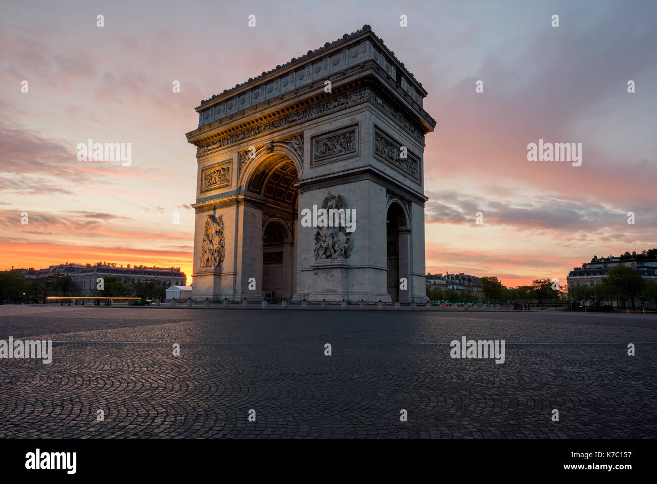 Arc de Triomphe e dagli champs elysees, punti di riferimento nel centro di Parigi, al tramonto. parigi, francia Foto Stock