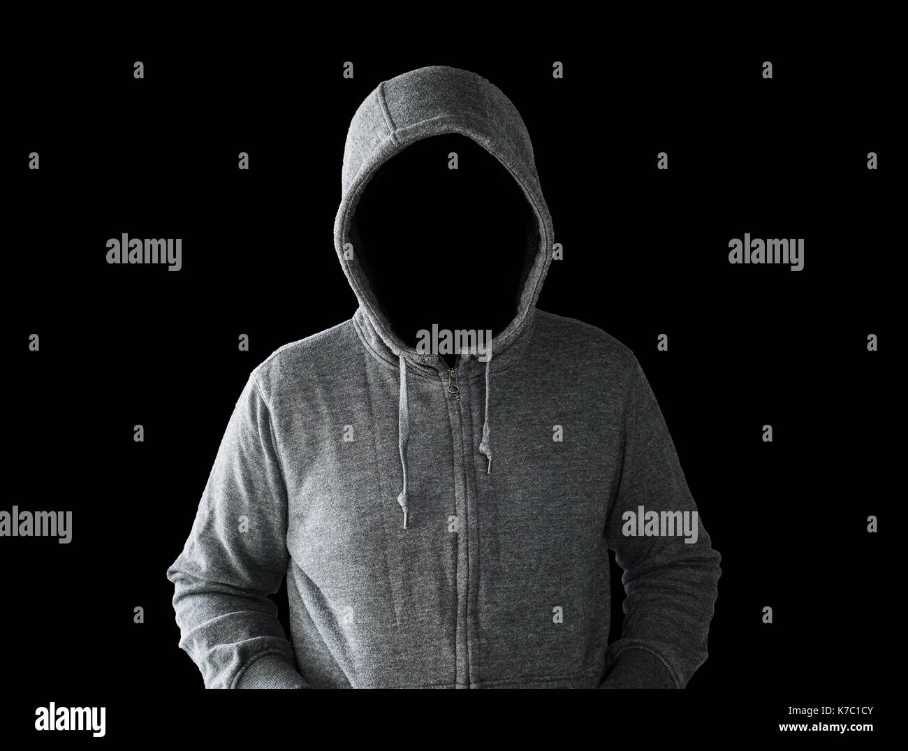 Uomo incappucciato con faccia vuota isolata su nero Foto stock - Alamy
