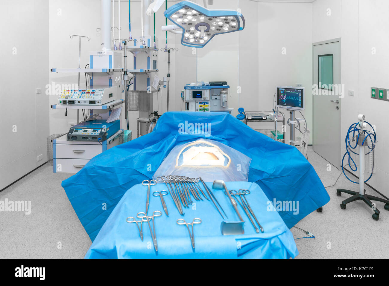 Vista interna della sala operatoria con attrezzature e dispositivi medici nella moderna sala operatoria in ospedale. Foto Stock