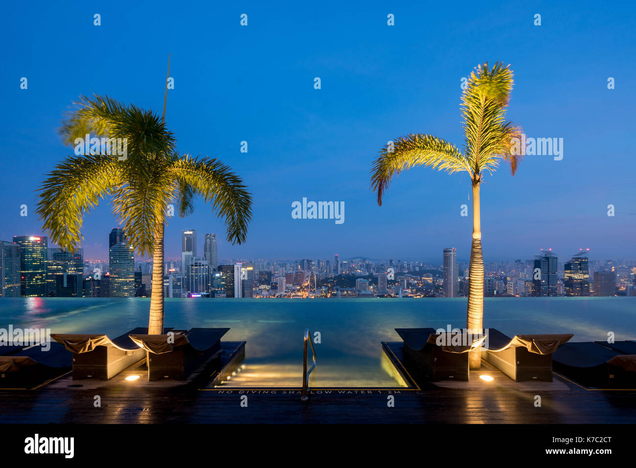 Piscina sul tetto e di Singapore dello skyline della città nella notte, sinagpore Foto Stock