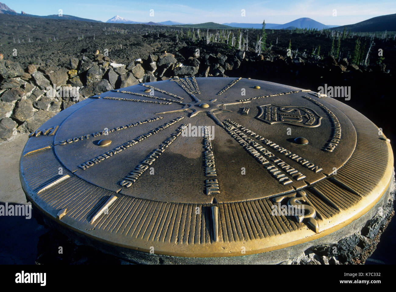 Il finder di montagna a Dee Wright osservatorio, McKenzie Pass-Santiam Pass National Scenic Byway, Willamette National Forest, Oregon Foto Stock