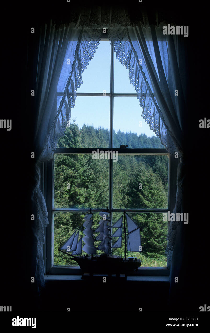 Finestra con modello di barca, Heceta Head Lighthouse Bed and Breakfast, Heceta Head Lighthouse parco statale, Siuslaw National Forest, Oregon Foto Stock