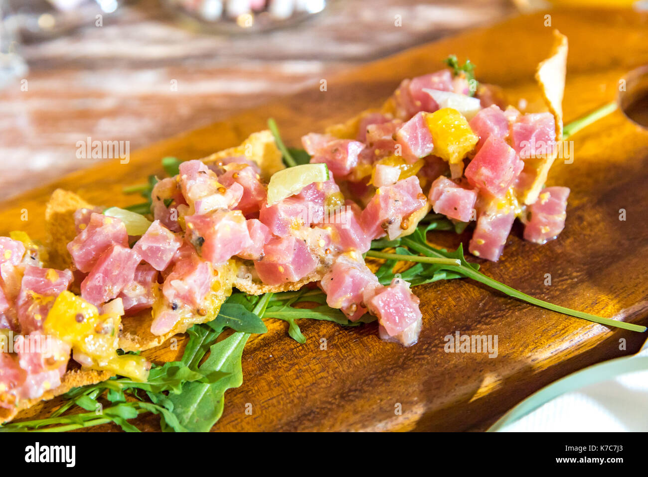 Tonno tatare pesce fresco aperitivo cucina servita con chip Foto Stock