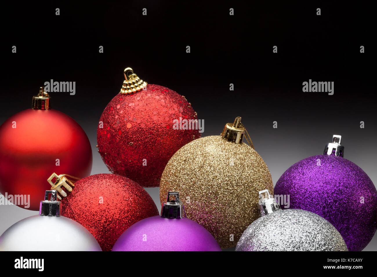 Colorate palle di Natale impostato su sfondo nero Foto Stock