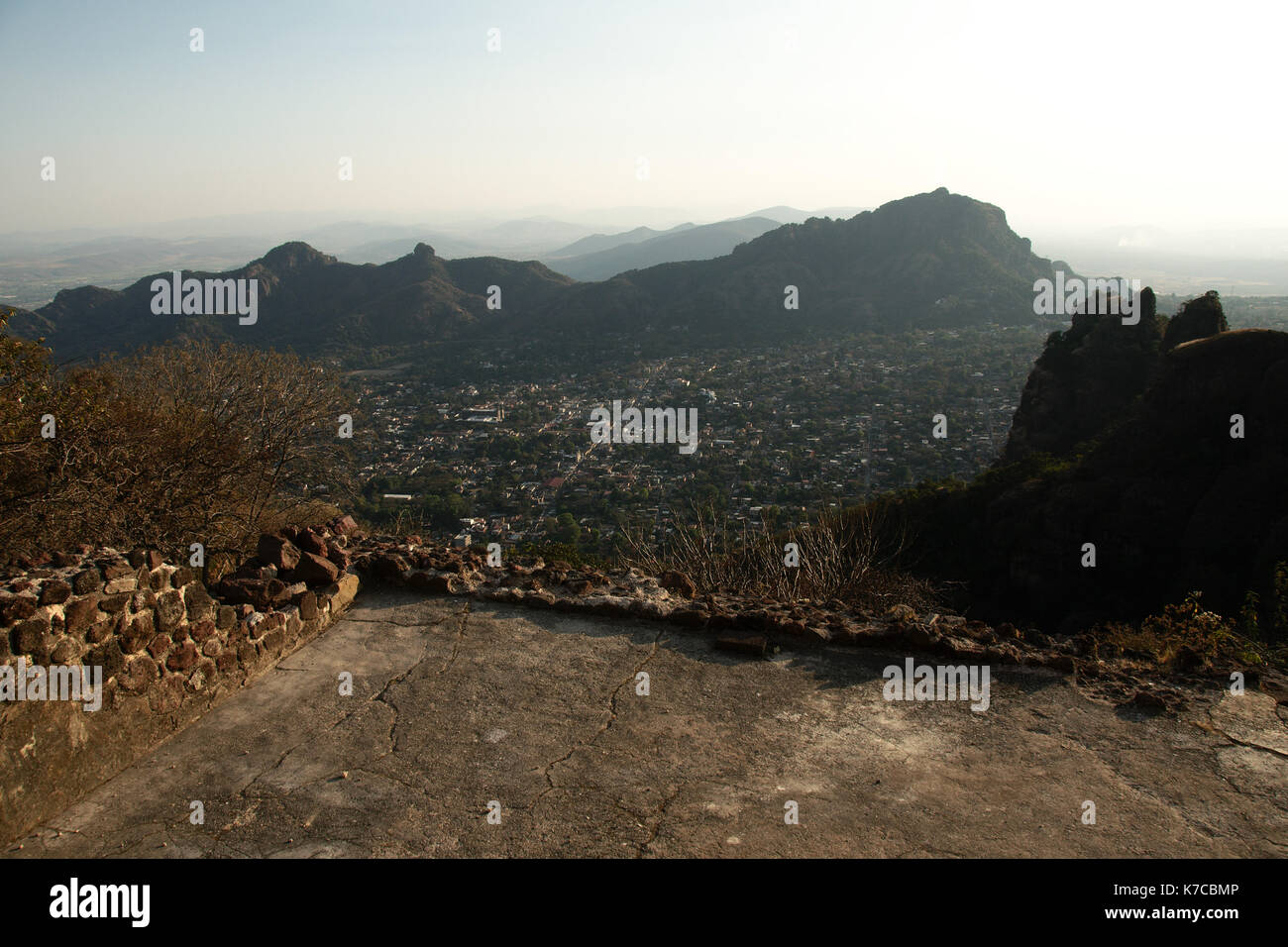 Tepoztlan, Morelos, Messico - 2013: Vista panoramica dalla montagna Tepozteco. Foto Stock