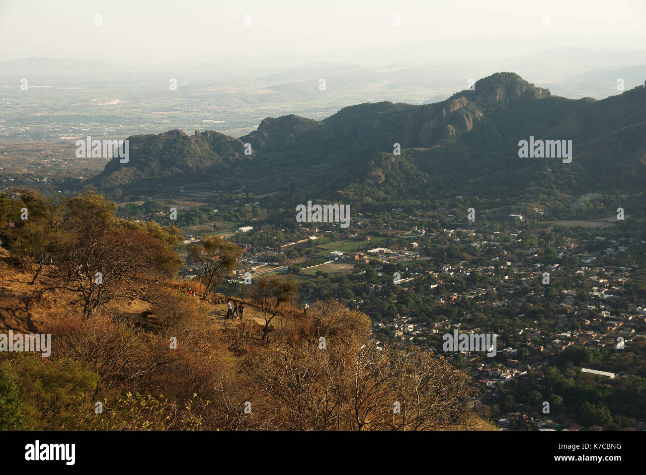 Tepoztlan, Morelos, Messico - 2013: Vista panoramica dalla montagna Tepozteco. Foto Stock