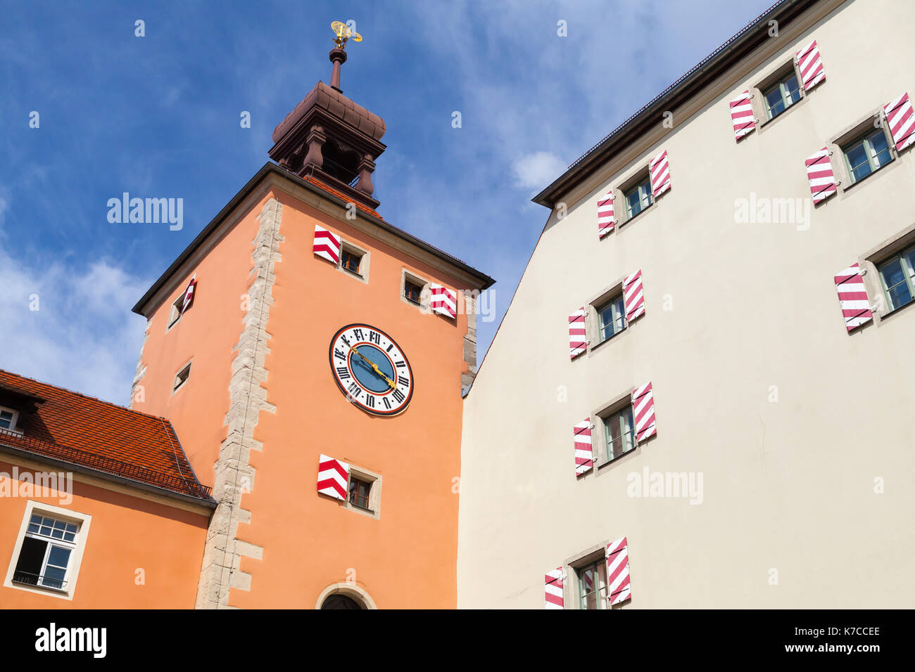 Vecchia Torre dell Orologio, ingresso a Regensburg City dal ponte di pietra. GERMANIA Foto Stock