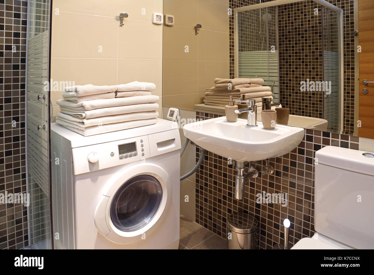 Bagno Piccolo Con Lavatrice.Moderno Piccolo Bagno Con Lavatrice Foto Stock Alamy