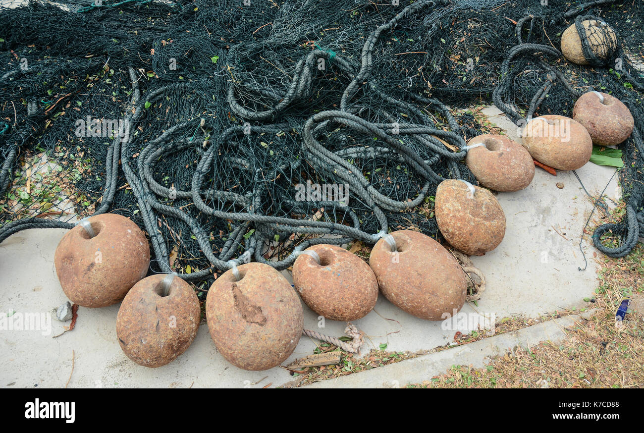 La pesca con reti di Dumb-bells presso il villaggio in Asia. Foto Stock
