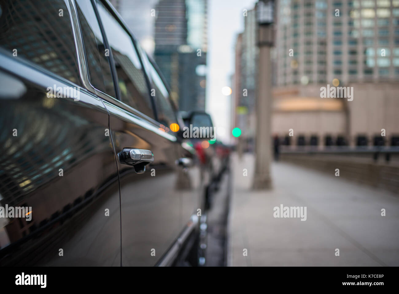 Maniglia della porta lato passeggero di un suv nero Foto Stock