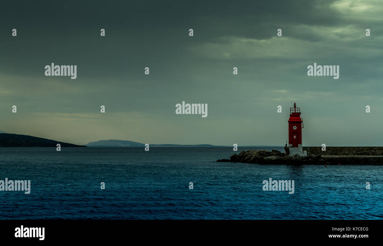 Faro rosso in mare, Krk Croazia Foto Stock