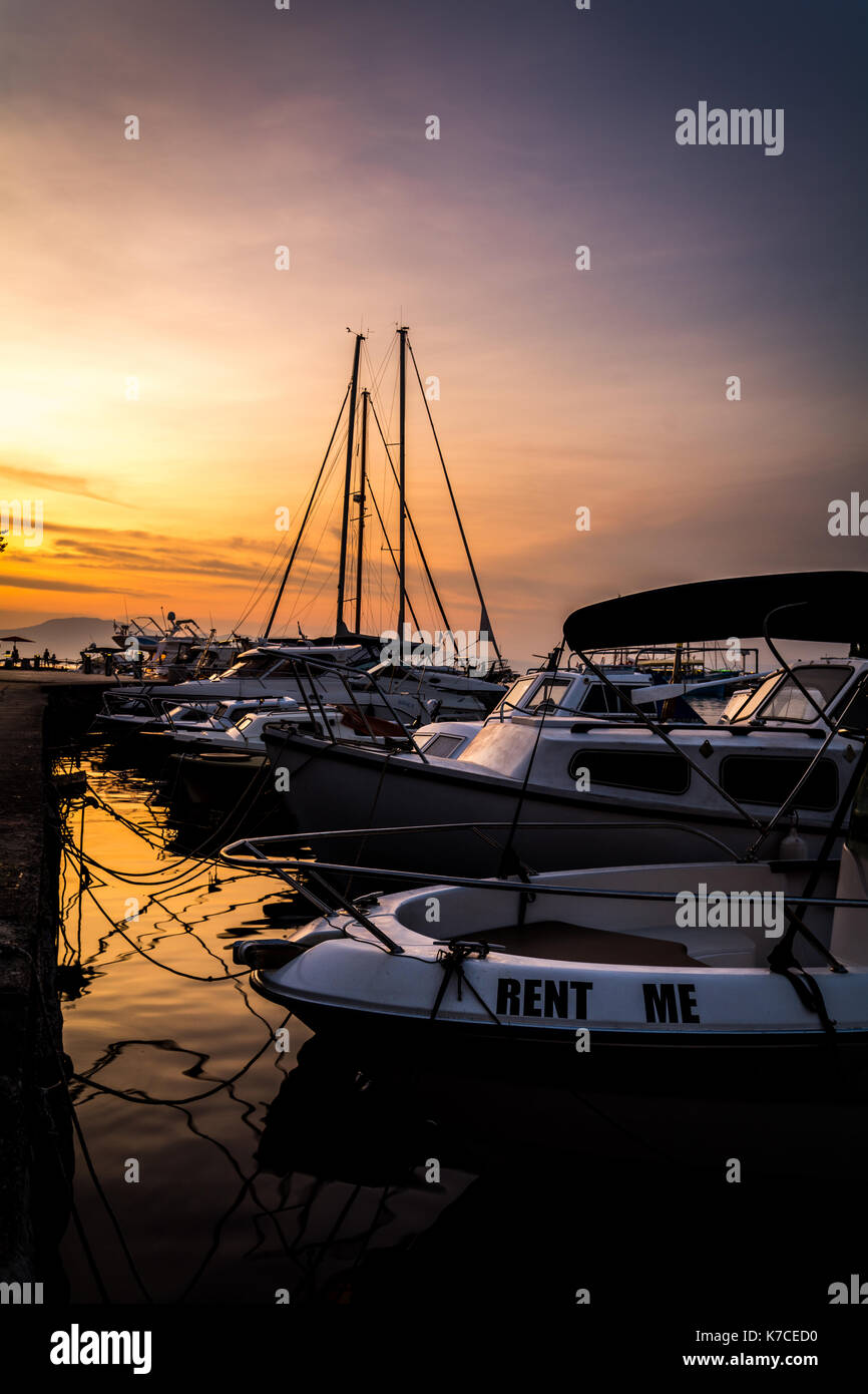 Porto all'alba, Krk Croazia Foto Stock