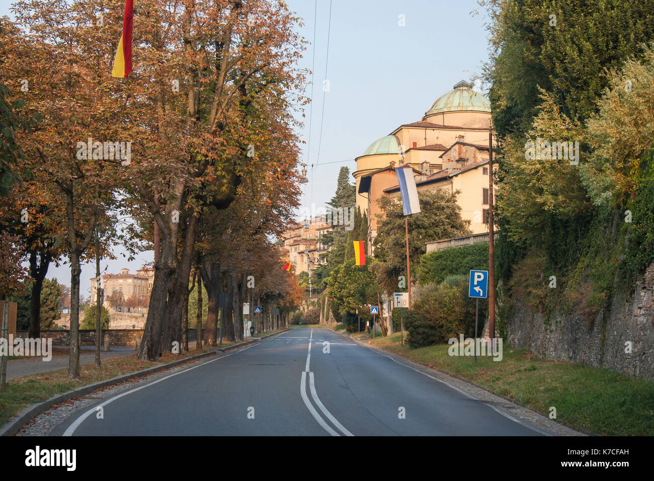 Bergamo, Italia. La città vecchia. una delle più belle città d'Italia. il viale alberato lungo le mura venete Foto Stock