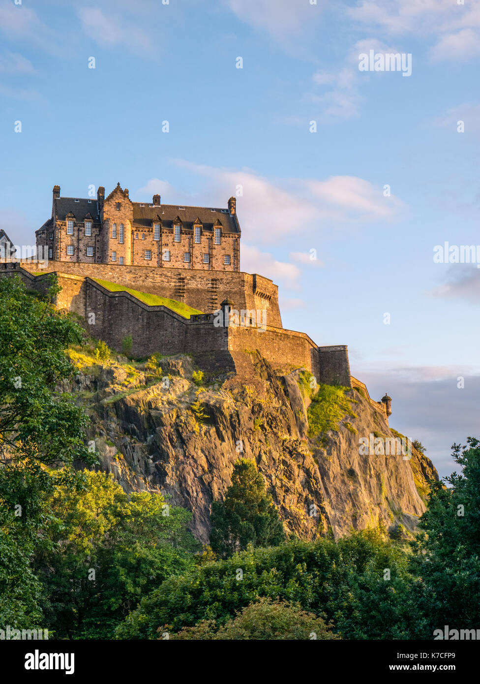 Sunset, il Castello di Edimburgo, visto dai giardini di Princes Street e il Castello di Edimburgo, Castle Rock, Edimburgo, Scozia, GB. Foto Stock