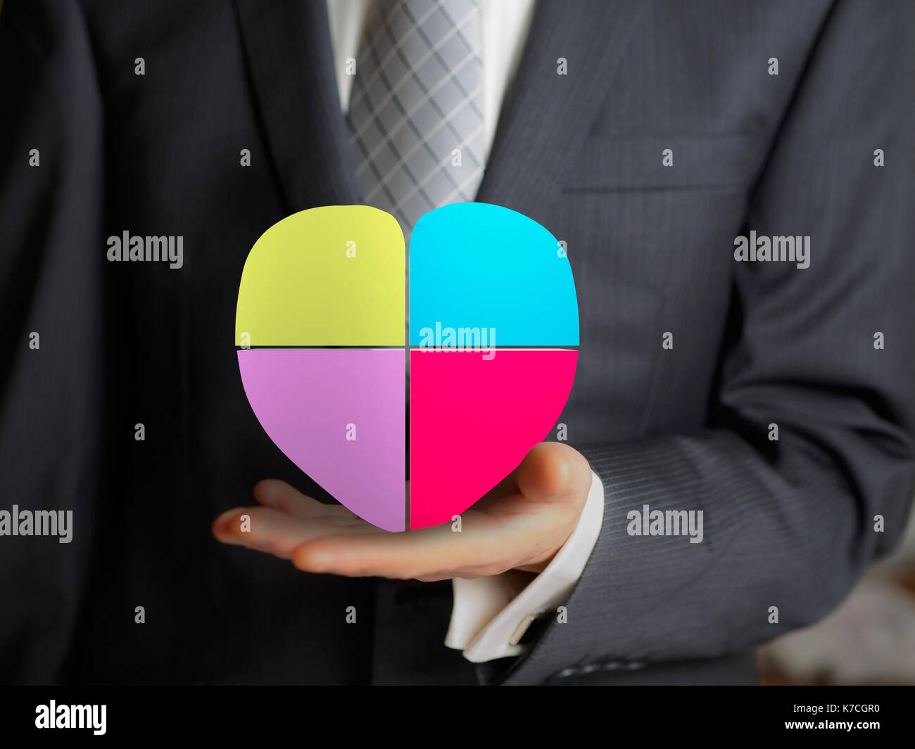 Business man tenere cuore forme blocchi infografico Foto Stock