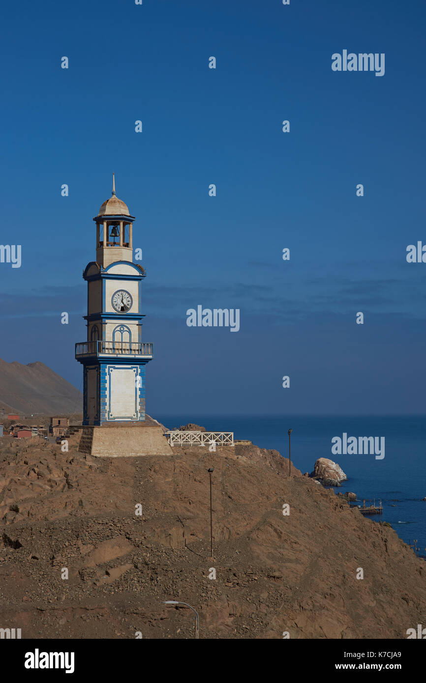 Legno storico torre dell orologio dall'epoca di miniere di nitrato nel deserto di atacama, nella cittadina costiera di pisagua nella regione di tarapaca del Cile Foto Stock