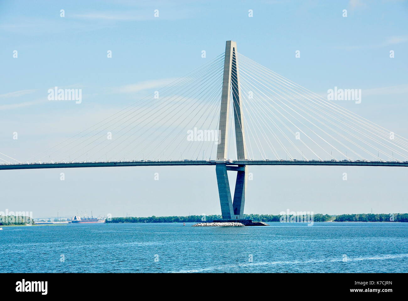 L'Arthur Ravenel Jr Bridge è un cavo-alloggiato ponte sopra il fiume Cooper in Carolina del Sud, Stati Uniti d'America, il collegamento di downtown Charleston a Mount Pleasant. Foto Stock