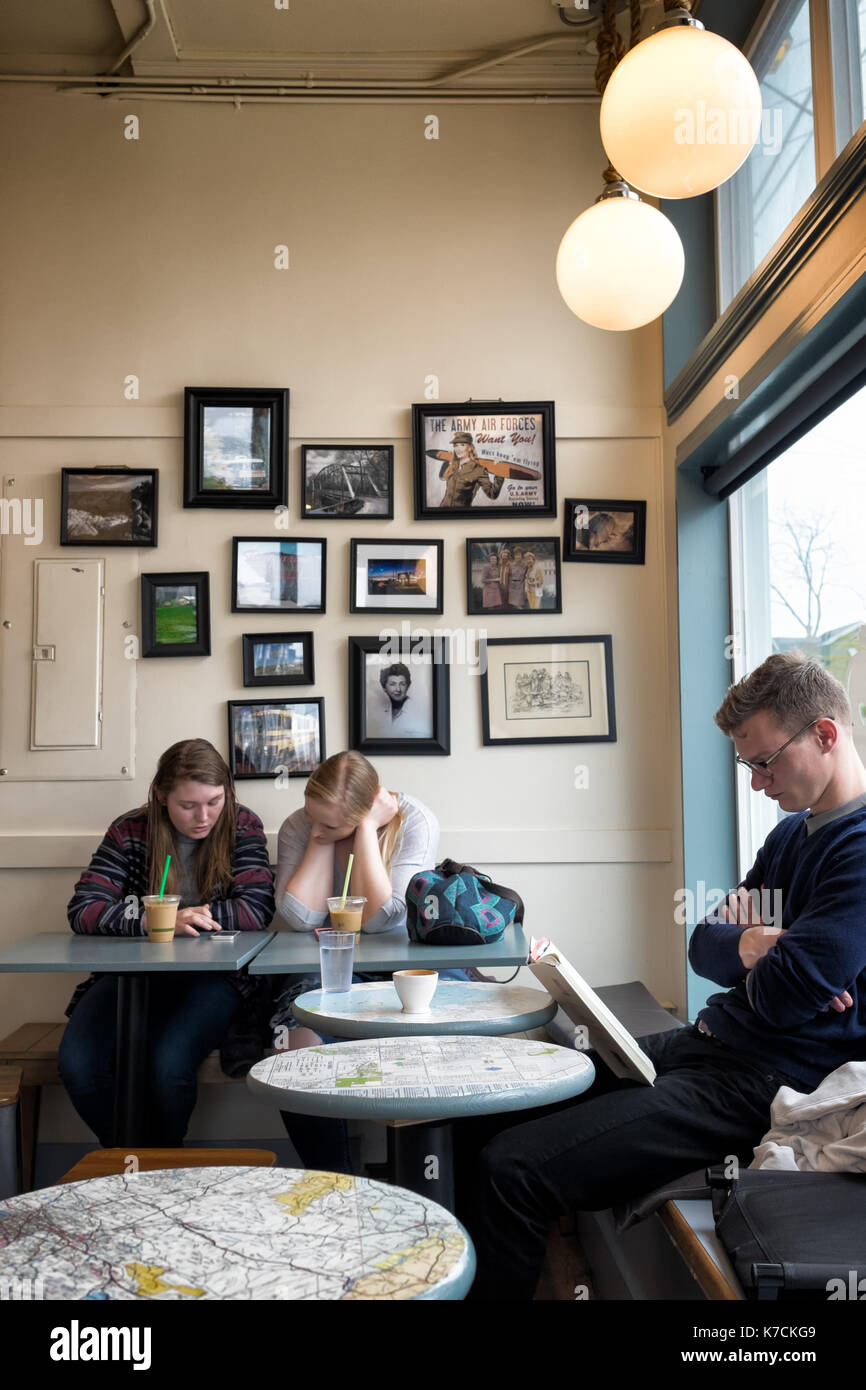 Seattle - Aprile 8, 2017: quartiere casual caffetteria catering per i residenti del quartiere ballard. i clienti a bere il caffè, parlare, leggere. vertica Foto Stock