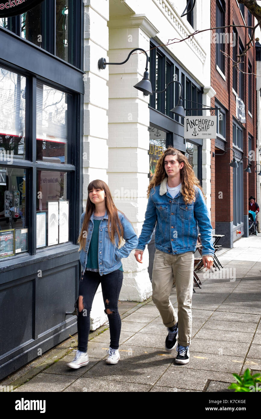 Seattle - Aprile 8, 2017: moda giovane nel quartiere alla moda di jeans strappati e capelli lunghi camminando lungo il marciapiede in ballard, un quartiere di Seattle con un massimo Foto Stock