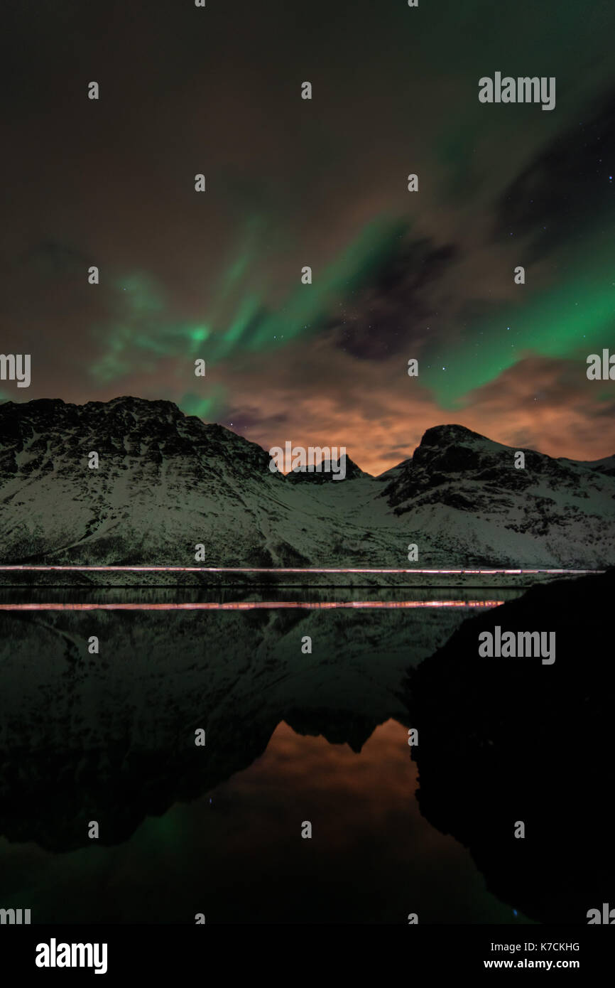 Aurora boreale, le luci del nord oltre tromsoe in Norvegia settentrionale. verde luce forte e un fantastico spettacolo durante la notte. Foto Stock