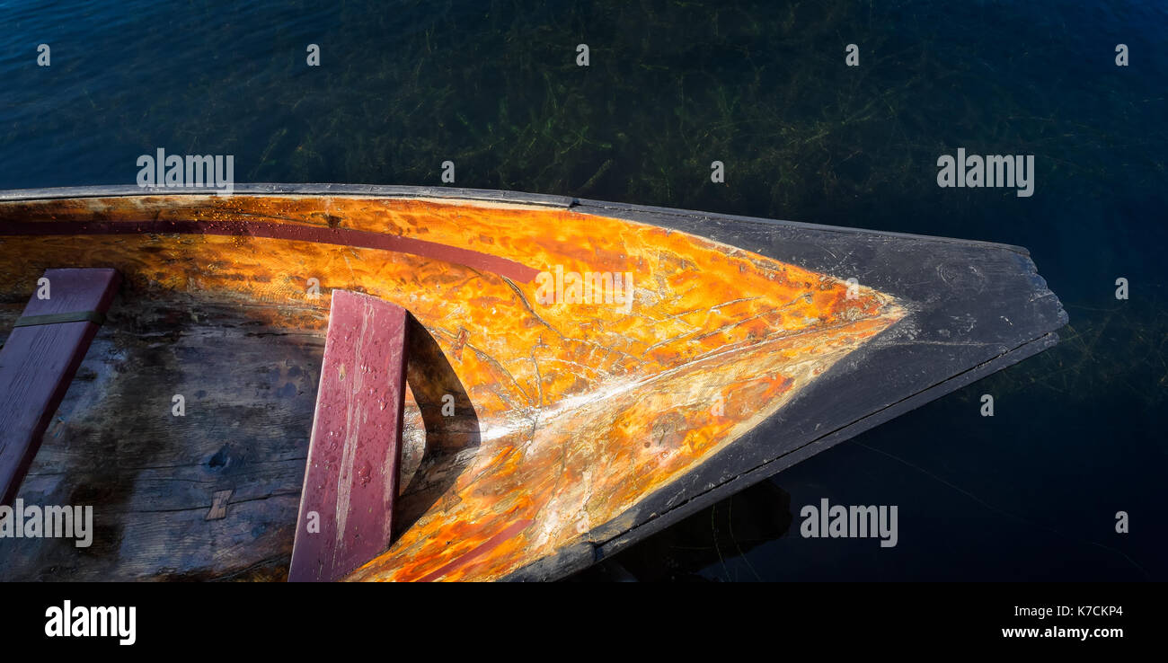 Piroga galleggianti in acqua. nativo tradizionale design americano. top down vista ravvicinata. Foto Stock