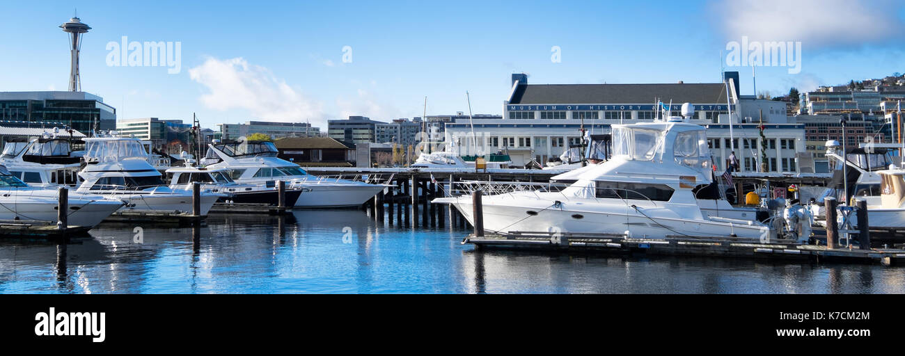 Seattle - dec. 4, 2016: lo Space Needle, il lago union yacht harbour e il museo della storia e dell'industria. formato banner, ampio angolo. copia di spazio. Foto Stock