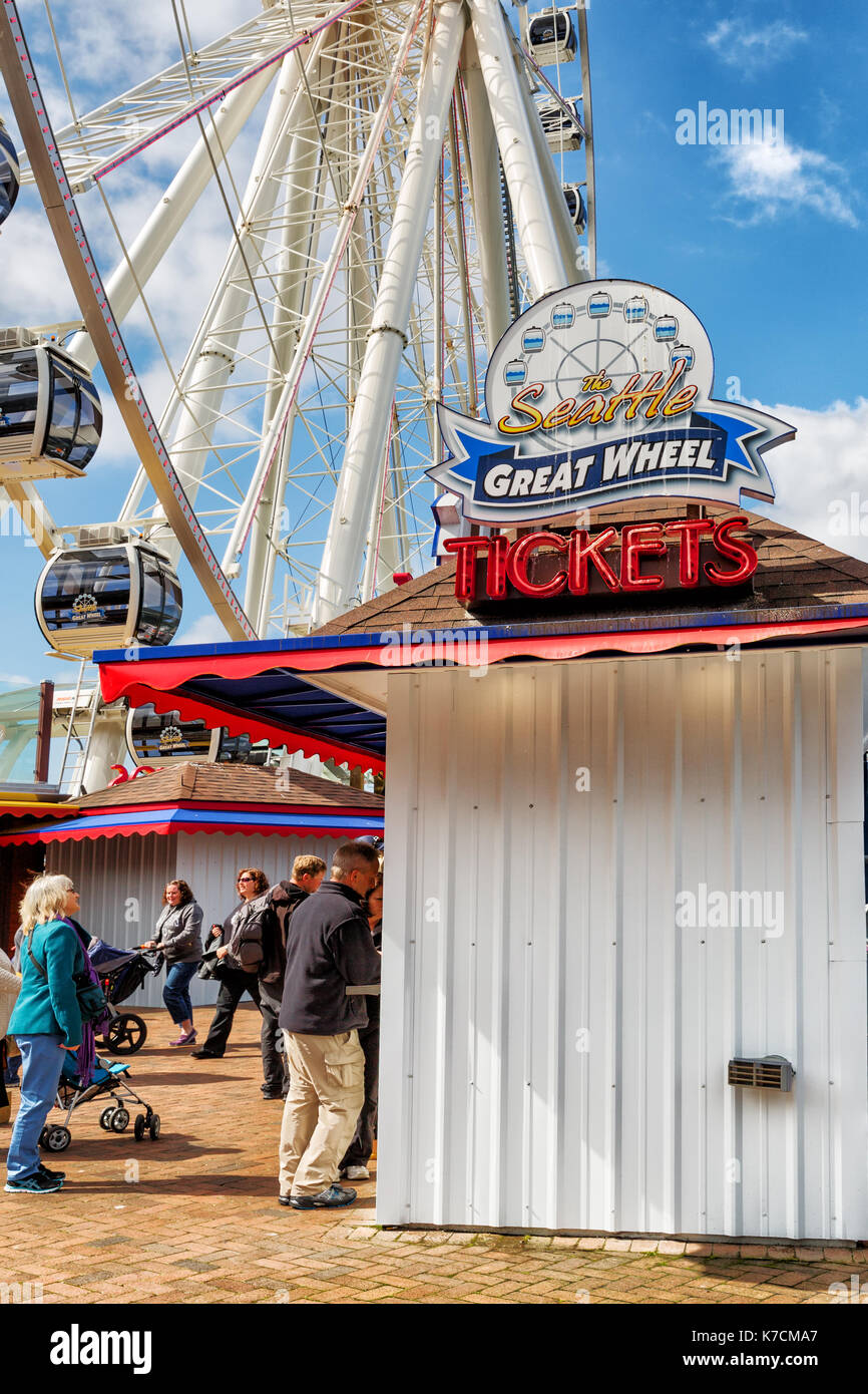 Seattle-apr 12, 2014: persone che acquistano biglietti di viaggio su seattle oversize ruota panoramica Ferris chiamato la grande ruota, situato sulla città e sul suo lungomare. A 1 Foto Stock