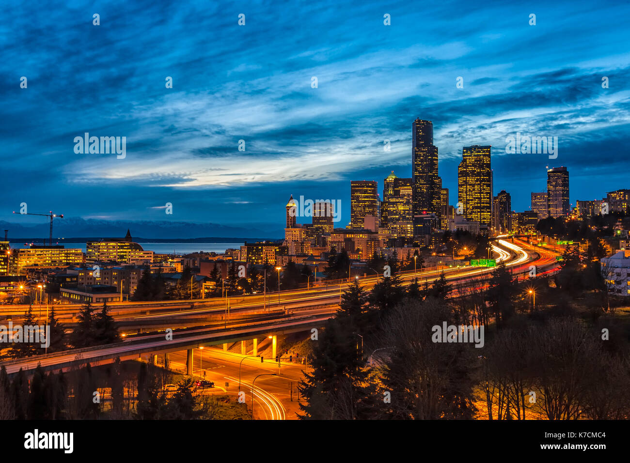 Seattle vista notturna del centro cittadino e la superstrada. drammatiche ore blu cielo Foto Stock