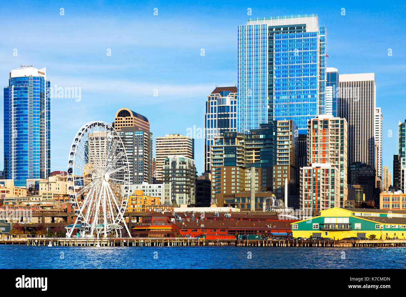 Lo skyline di Seattle e waterfront. ruota panoramica Ferris in primo piano immagine colorata vista dall'acqua. Foto Stock