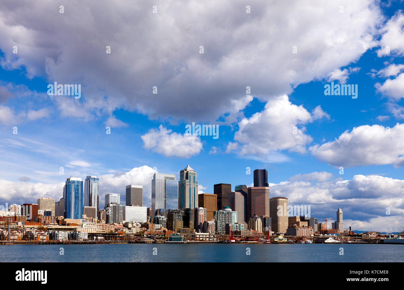 Lo skyline di Seattle sotto drammatico nuvole temporalesche. Ampio angolo di vista dall'acqua Foto Stock