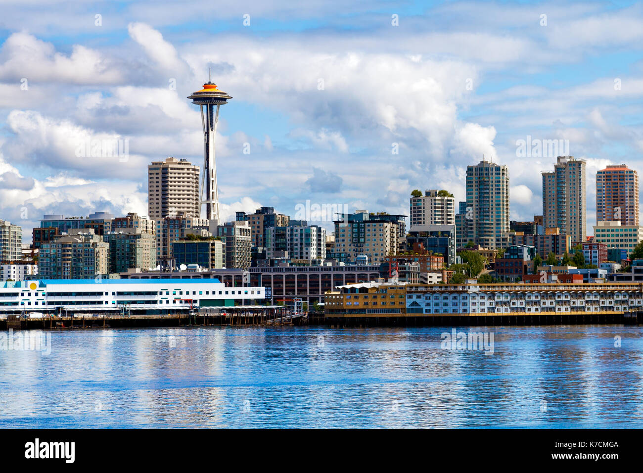 Seattle Waterfront e lo skyline visto dall'alloggiamento. Space Needle torreggia su edifici Foto Stock