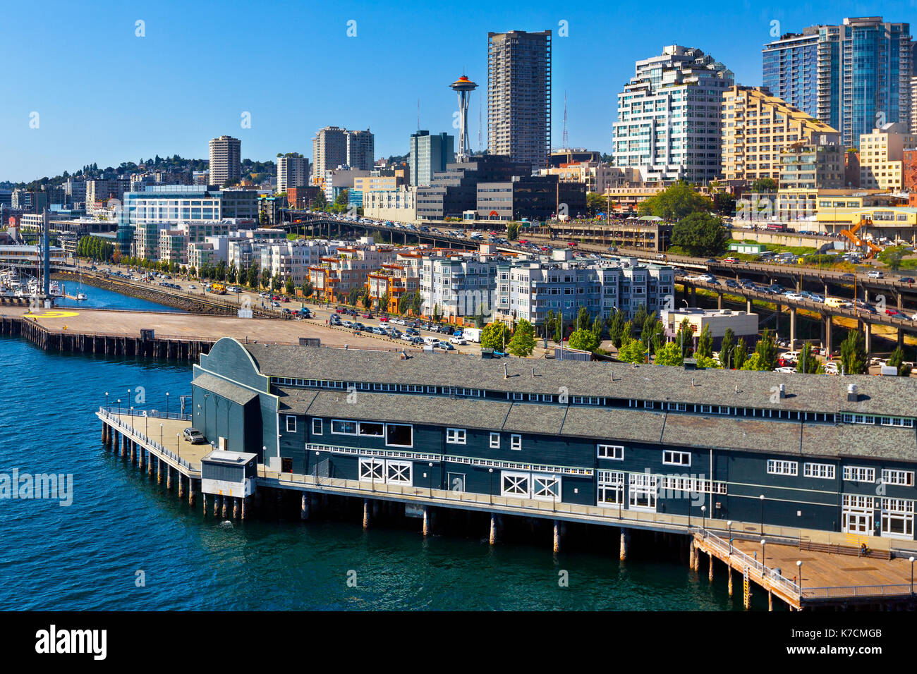 Antenna di Seattle Waterfront vista. acquario, Lo Space Needle, condomini, pontili, double decker autostrada, grattacieli. Foto Stock