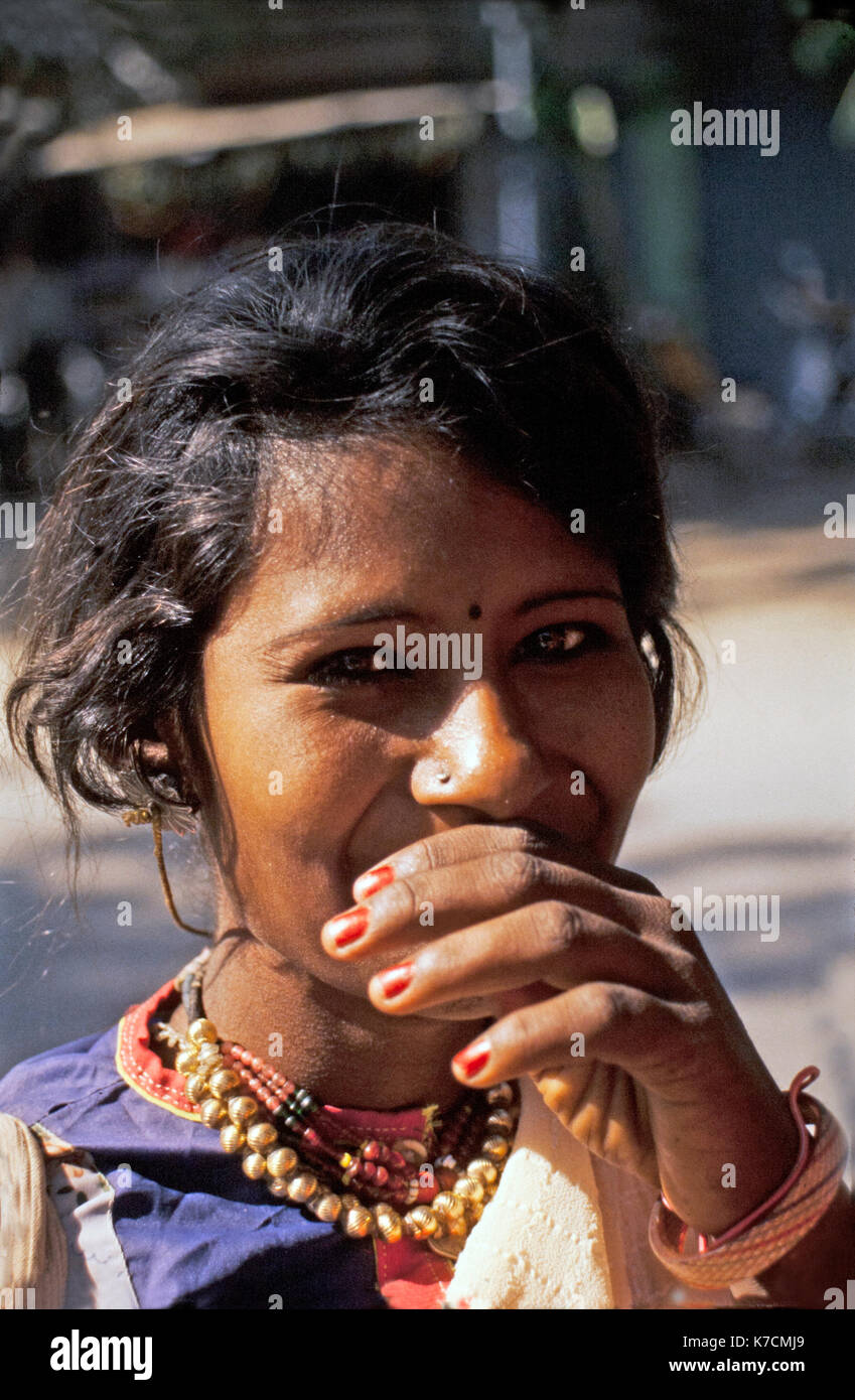 India, Rajasthan, ragazza che ride dietro la mano Foto Stock
