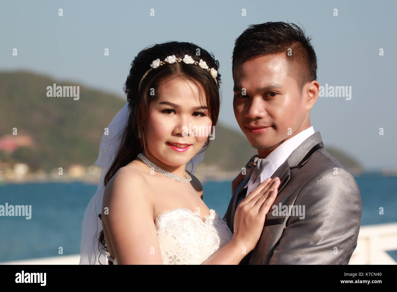 Coppie asiatiche in outdoor pre Wedding photography,località mare in Thailandia mare,concetto di amore e inizio della vita di famiglia. Foto Stock
