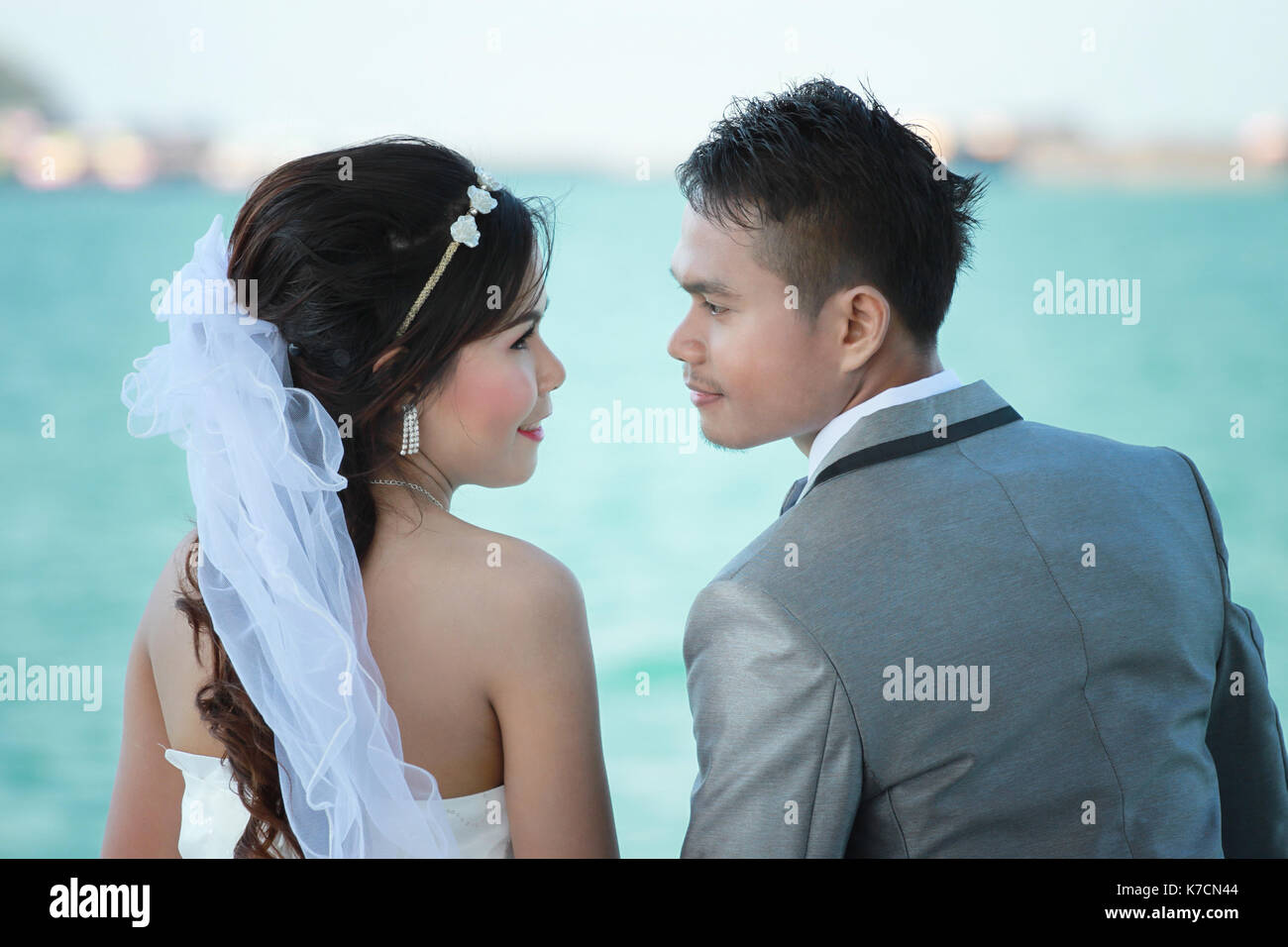 Coppie asiatiche in outdoor pre Wedding photography,località mare in Thailandia mare,concetto di amore e inizio della vita di famiglia. Foto Stock