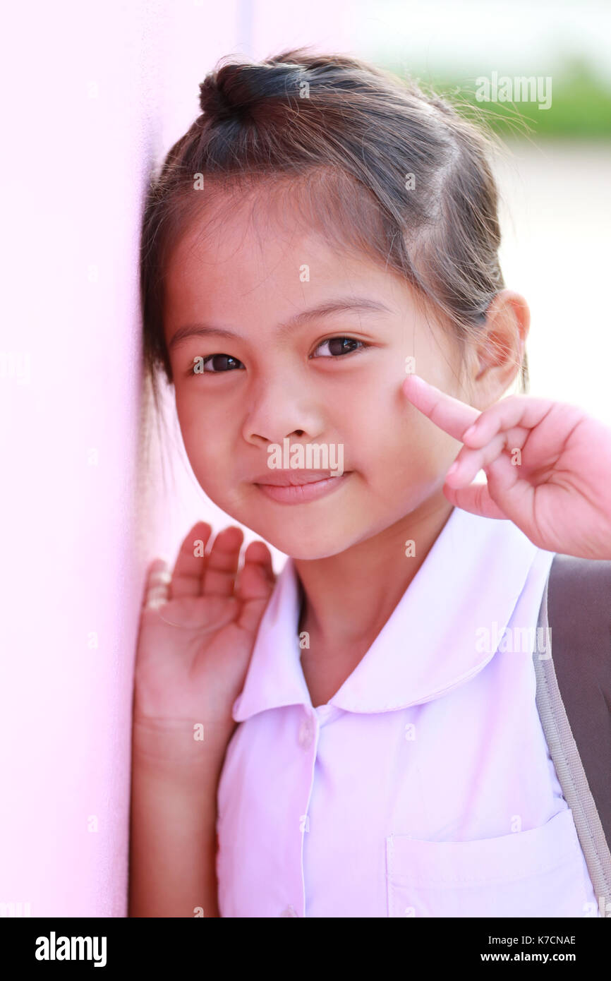 Ragazze asiatiche in uniforme scolastica sono sorridente felicemente nel concetto di istruzione e salute. Foto Stock