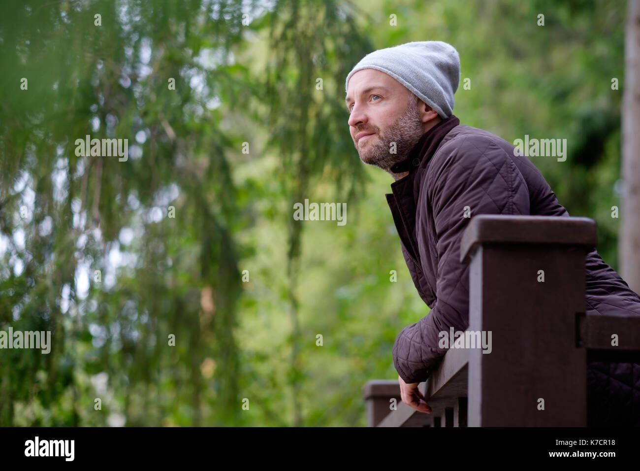 Bella coppia uomo sorridente in un caldo cappello e giacca cercando riposo Foto Stock