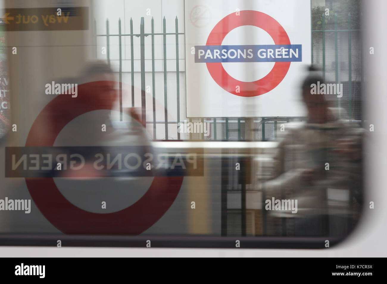 Un treno della District line passa attraverso parsons green station a ovest di Londra che ha riaperto dopo una bomba è stata fatta esplodere in una metropolitana, ferendo 29 persone. Foto Stock