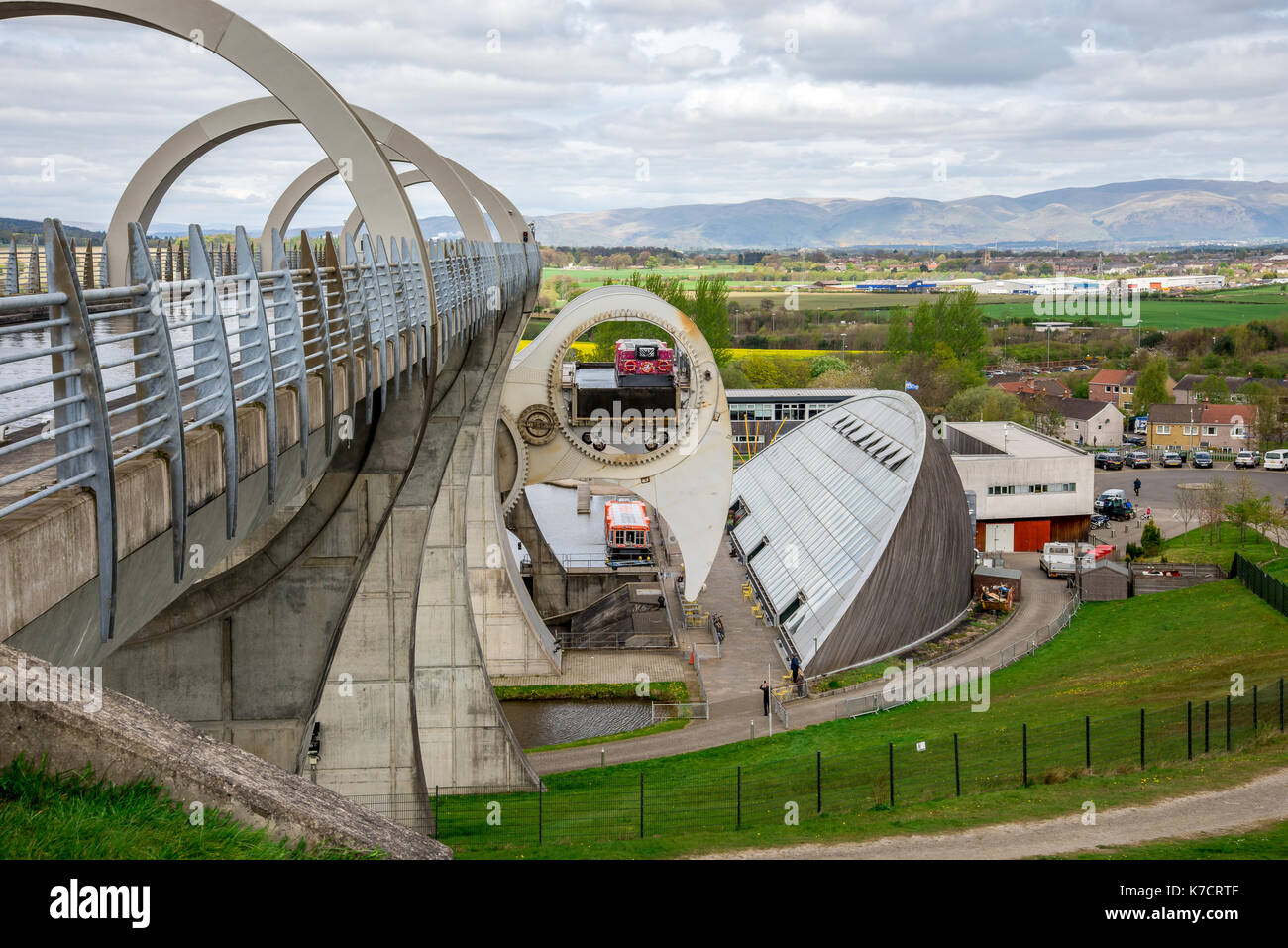 Una barca che si abbassa verso il basso in Falkirk Wheel, SCOZIA Foto Stock