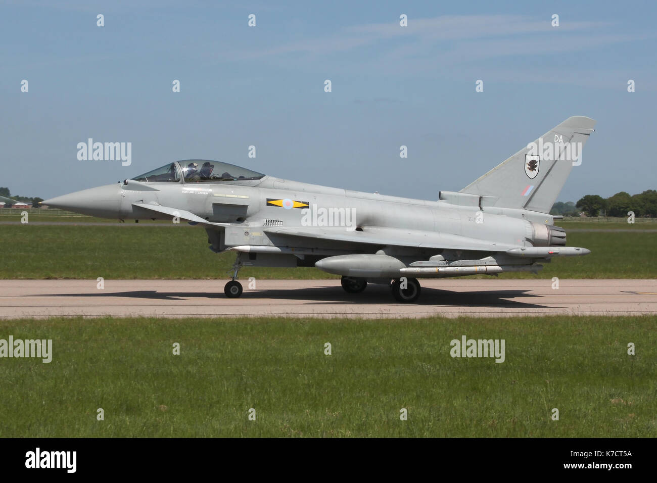 Armati di reazione rapida Alert Eurofighter Typhoon da 11 Squadron, RAF rullaggio torna al suo rifugio a Coningsby dopo essere stata lasciata a terra. Foto Stock