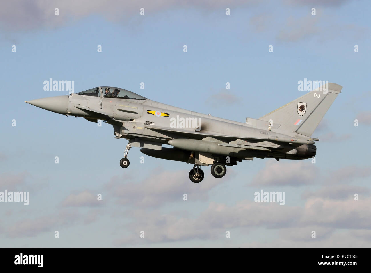11 Sqn Typhoon FGR4 tornando a RAF Coningsby. Il getto trasporta simboli bomba sul naso per contrassegnare ogni sortie operativa sorvolare la Libia nel 2011. Foto Stock