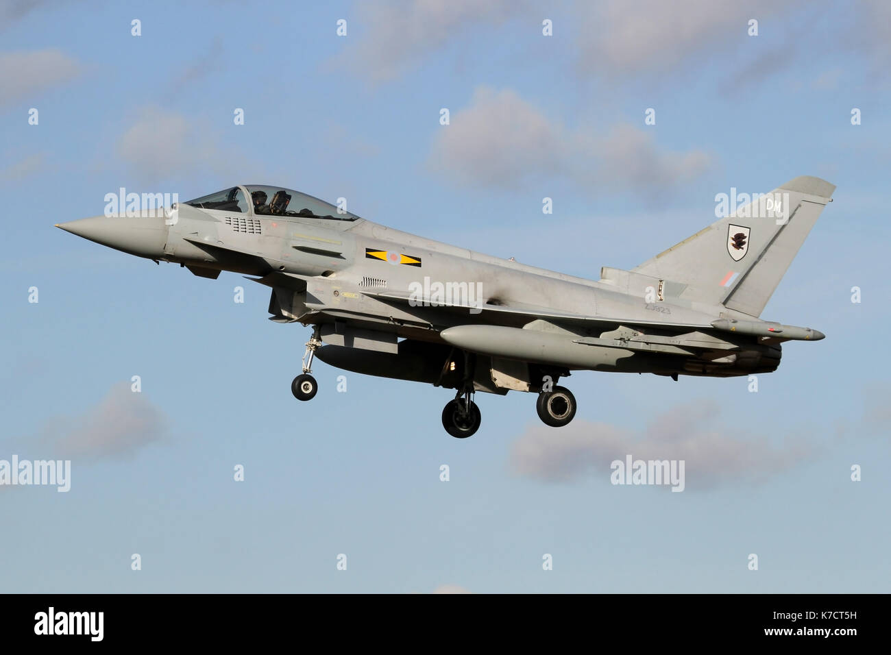 11 Sqn Typhoon FGR4 tornando a RAF Coningsby. Il getto trasporta simboli bomba sul naso per contrassegnare ogni sortie operativa sorvolare la Libia nel 2011. Foto Stock