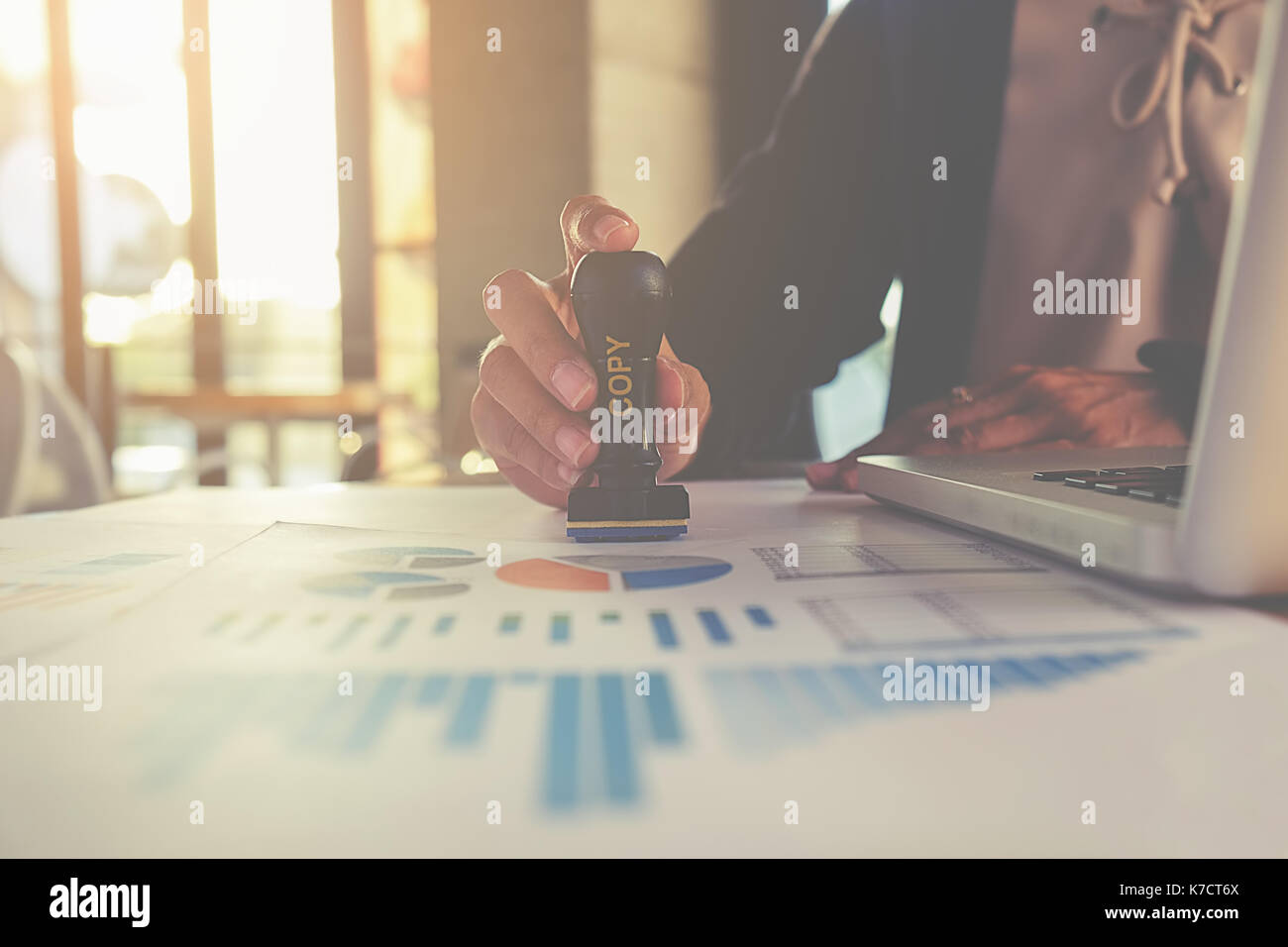 Il concetto di business. La gente di affari mano azienda timbro di gomma su timbro copia sul datum. Foto Stock