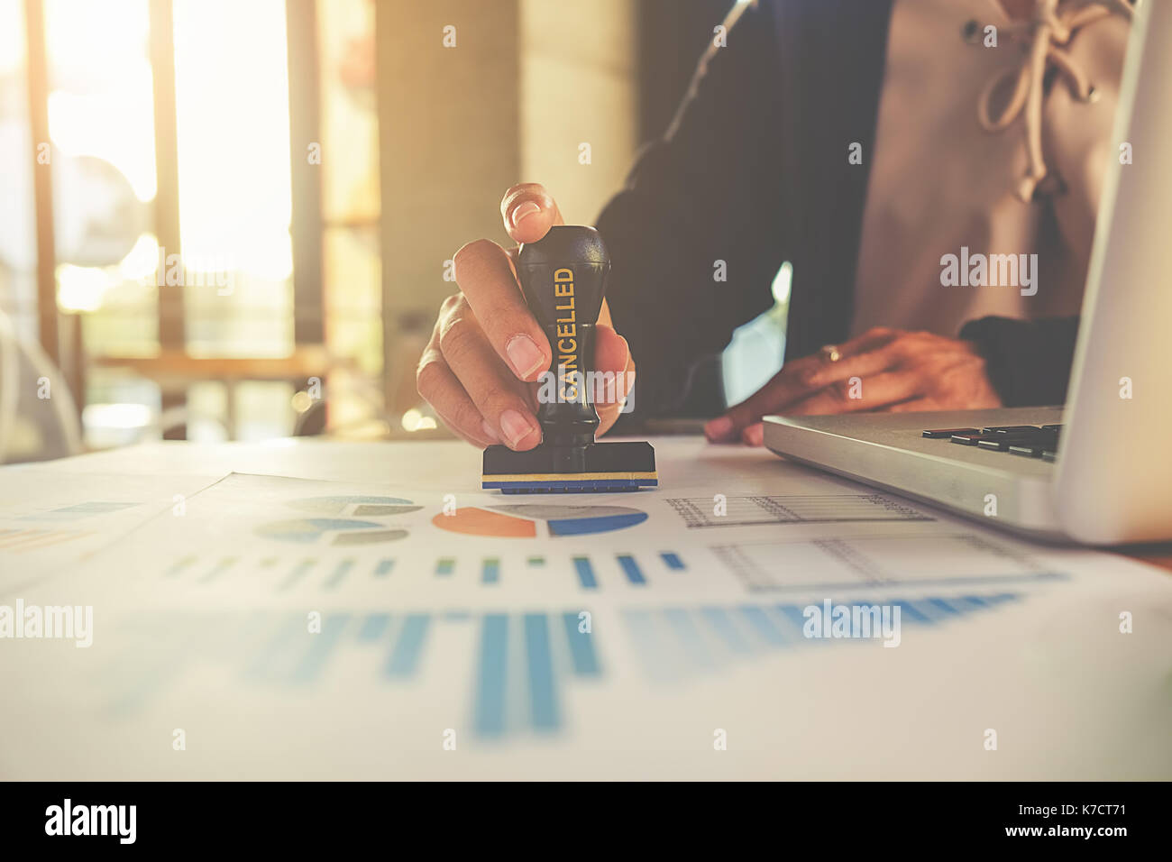 Il concetto di business. La gente di affari mano azienda timbro di gomma su annullato timbro sul datum. Foto Stock