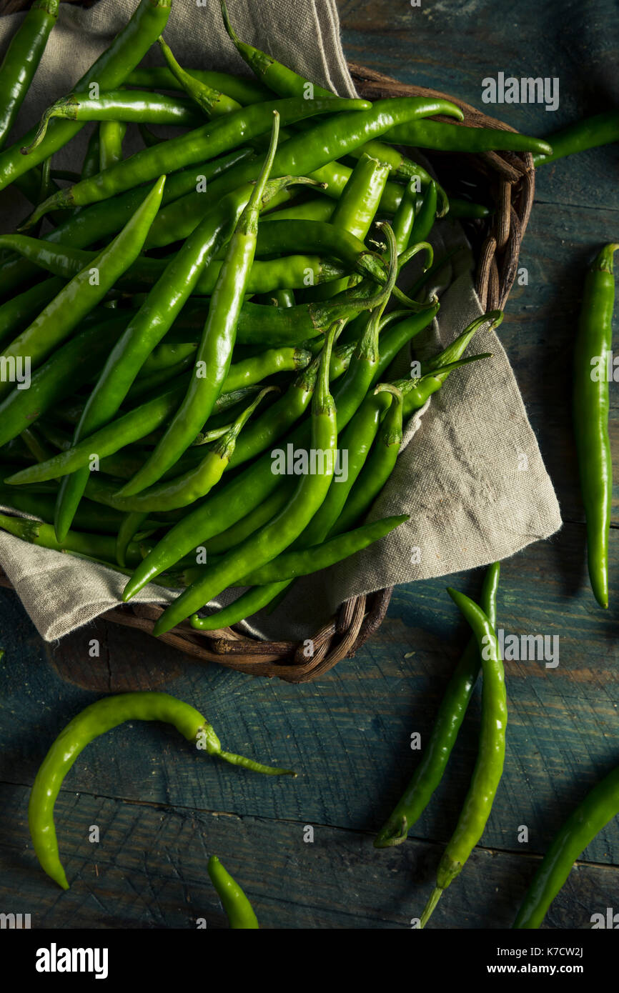 Verde biologico dito i peperoni in un cestello Foto Stock