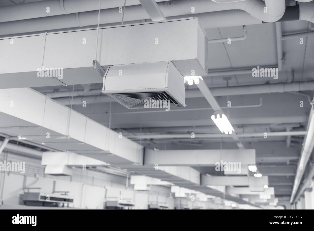Building Interior condotto aria, aria condizionata tubo sistema di linea di  flusso di aria di design industriale Foto stock - Alamy