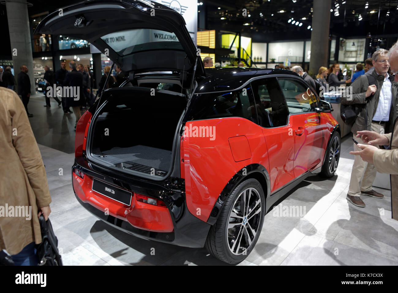 La casa automobilistica tedesca BMW ha presentato la Bmw i3s in un mondo premier della 67. iaa. 67. internationale automobil-ausstellung (IAA) aperto a Francoforte per visitatori professionali. è con oltre 1000 espositori uno del motore più grande mostra in tutto il mondo. La mostra sarà aperta per il pubblico in generale il 16 settembre. (Foto di Michael debets/Pacific stampa) Foto Stock